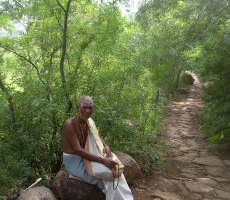 Arunachala, a Montanha de Shiva, em Tiruvanamalai ))) monge simpático e contador de histórias